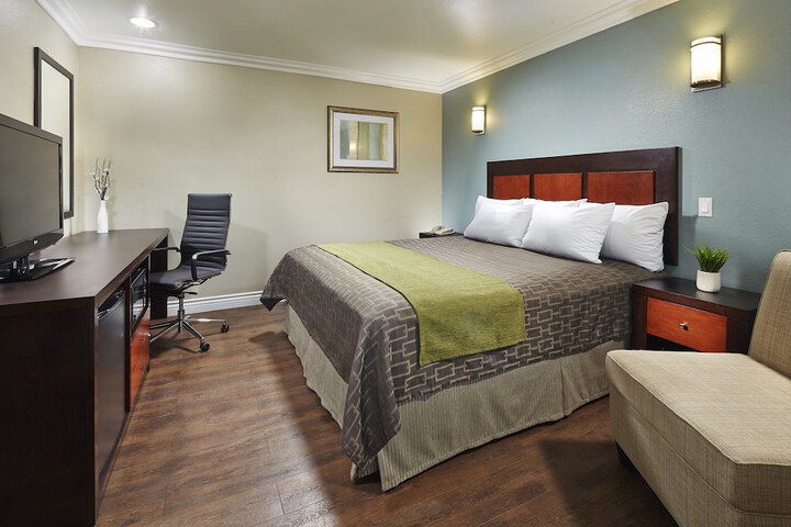 1 King Bed (3 of 4)