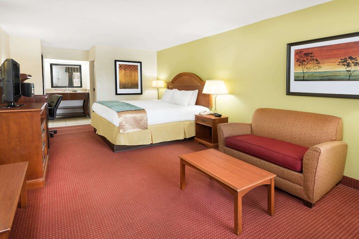 1 King Bed Accessible (4 of 7)