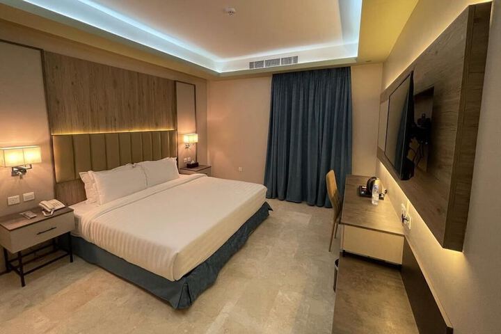Room 4 of 9