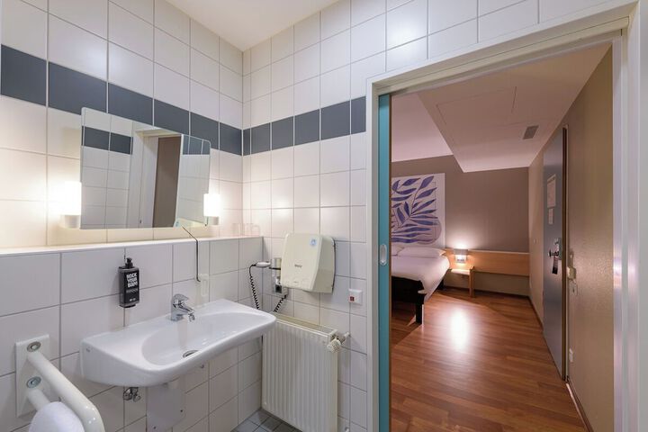 Room 34 of 100
