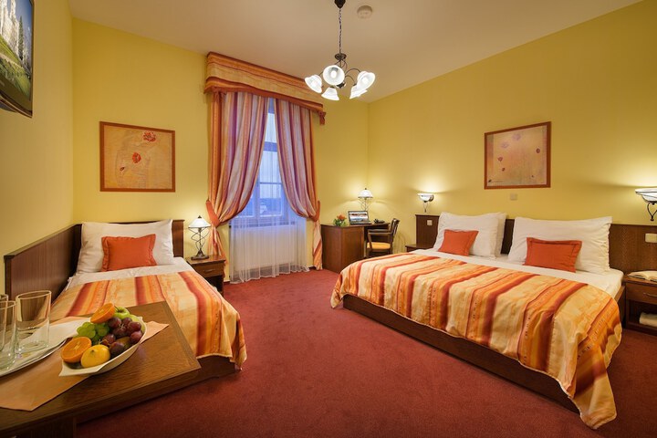 Room 5 of 18