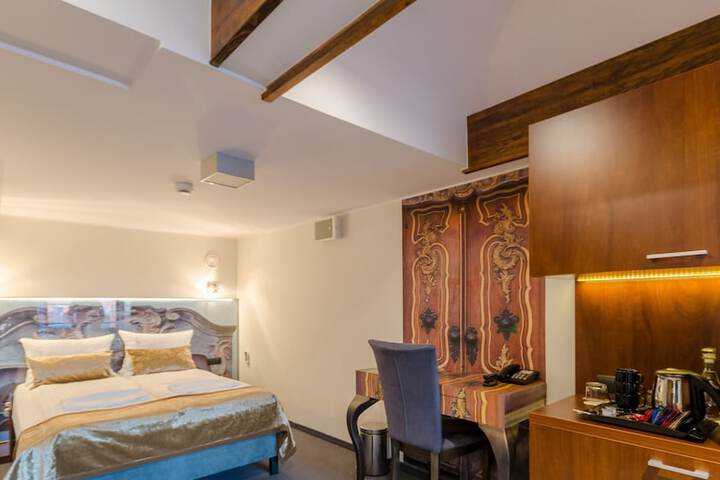 Room 51 of 146