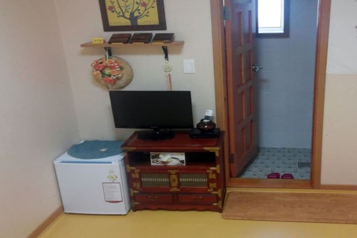 Room 10 of 14