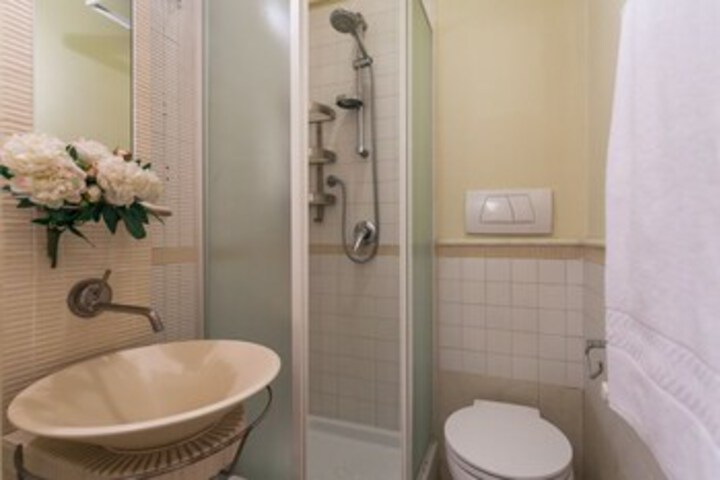 Room 4 of 32