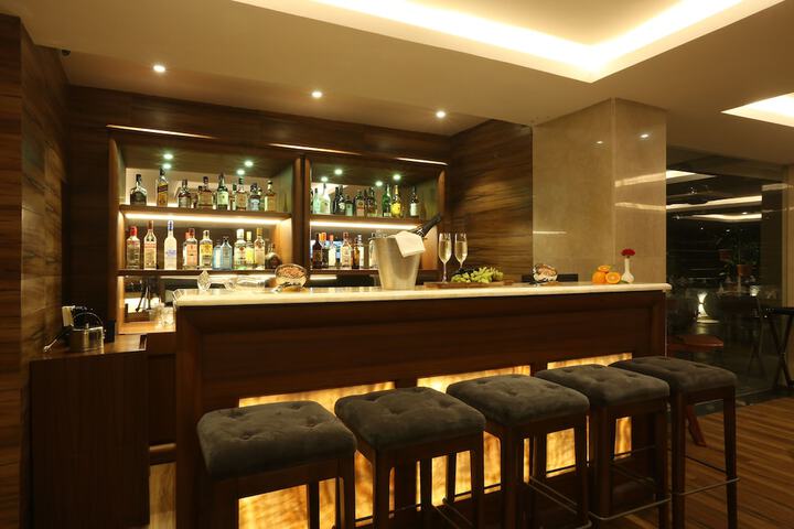 Lounge 37 of 52