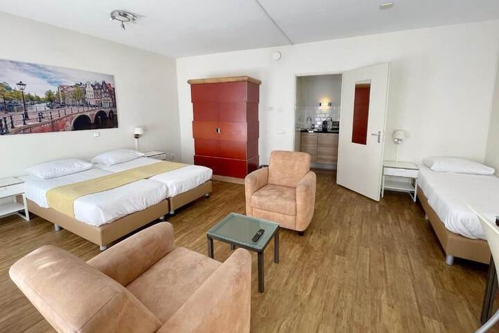 Room 4 of 34