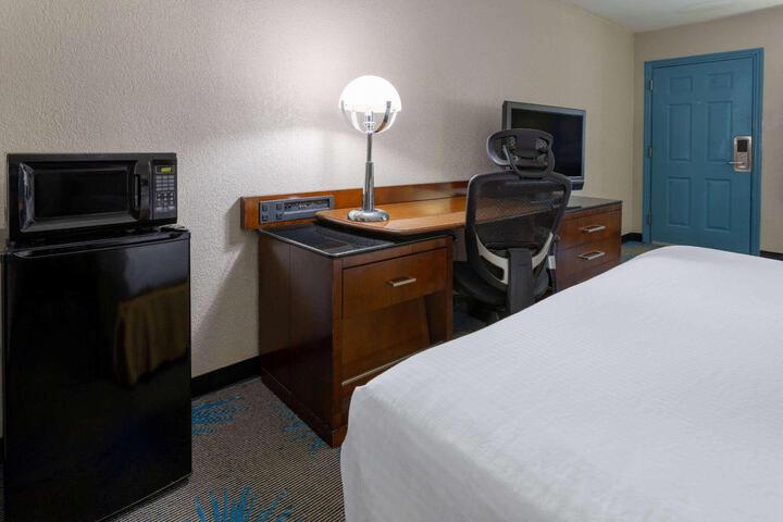1 Queen Bed (3 of 7)