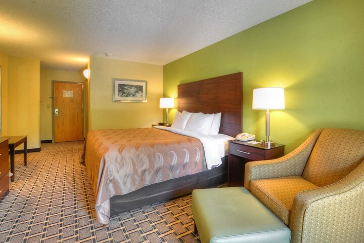1 King Bed (2 of 11)