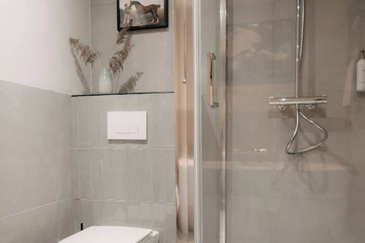 Room 42 of 103