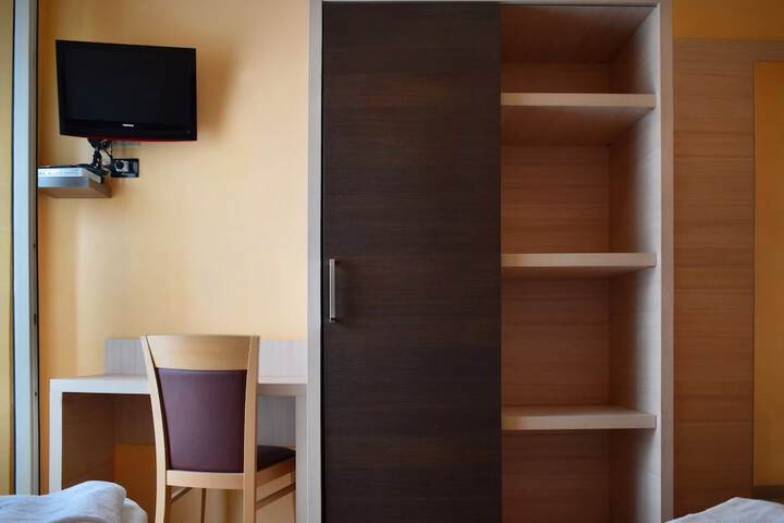 Room 15 of 48