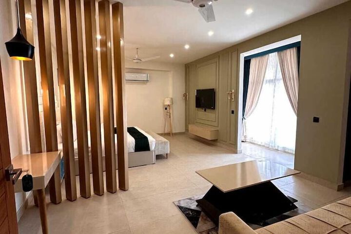 Room 7 of 8