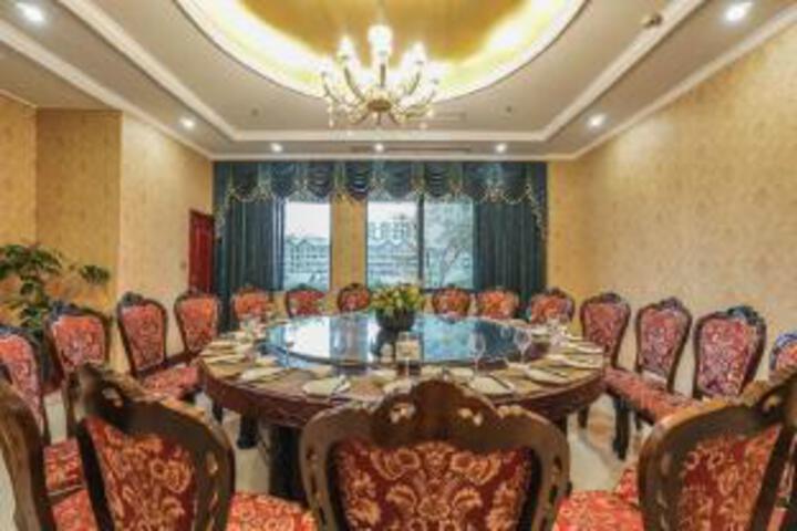 Dining 11 of 23