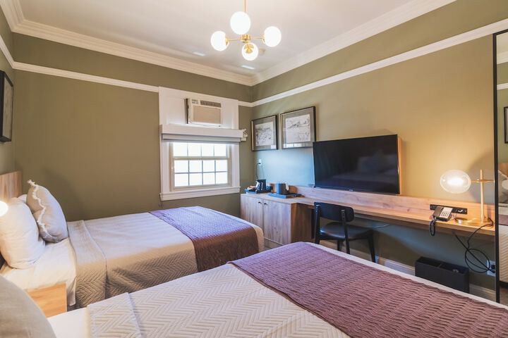 1 Queen Bed (2 of 13)