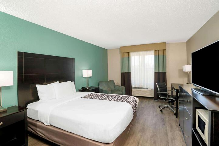 1 Queen Bed (5 of 6)