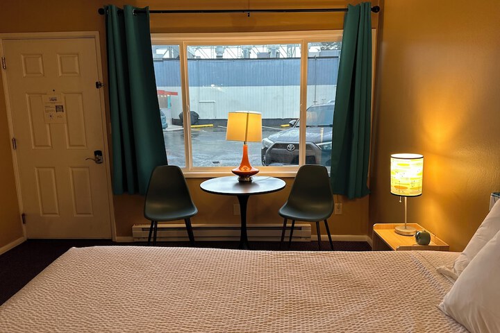 Room 28 of 65