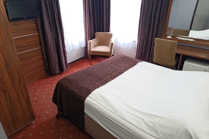 Room 6 of 18