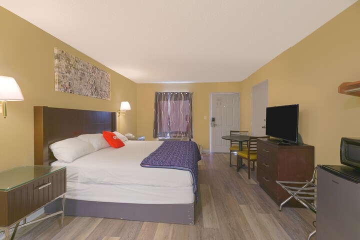 1 King Bed (2 of 12)