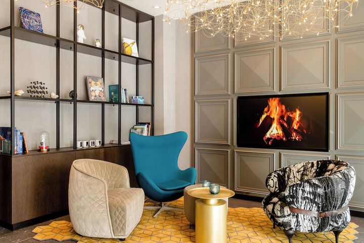 Lounge 21 of 42