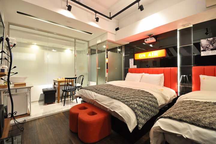 Room 37 of 68