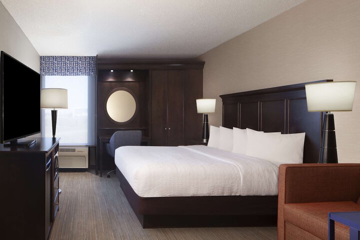 1 King Bed (10 of 12)