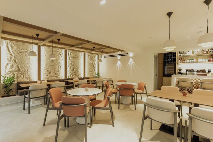 Lounge 78 of 80