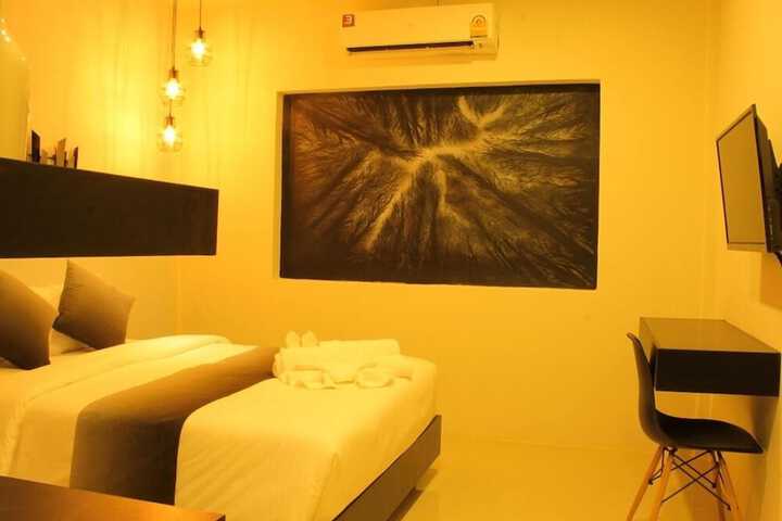 Room 8 of 18