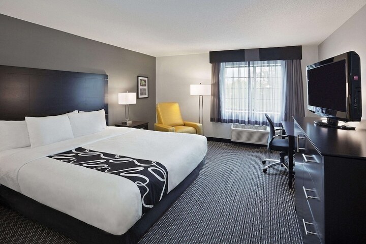 1 King Bed (2 of 18)