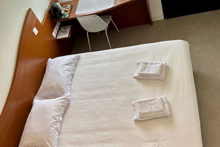 Room 5 of 17