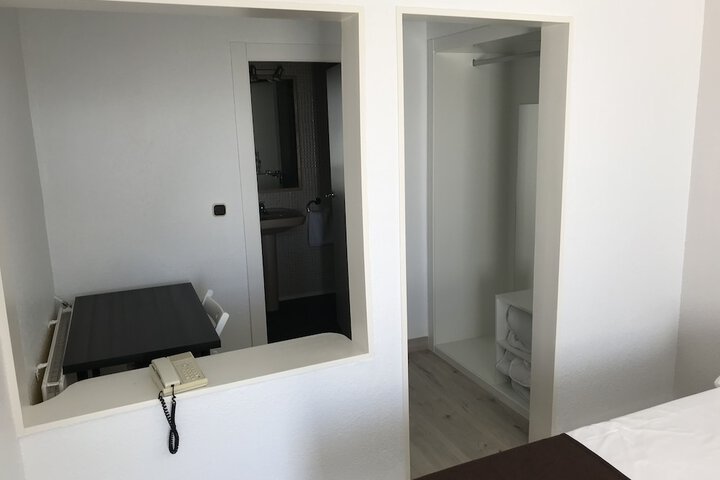 Room 15 of 34