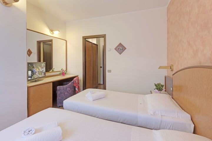 Room 8 of 33