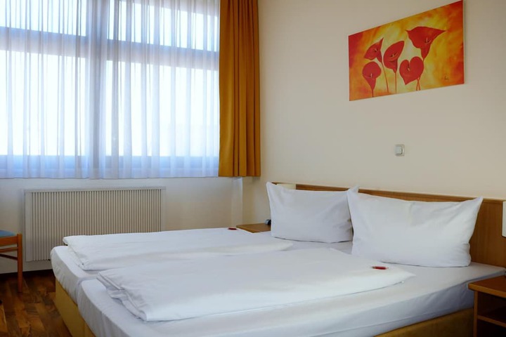 Room 11 of 25