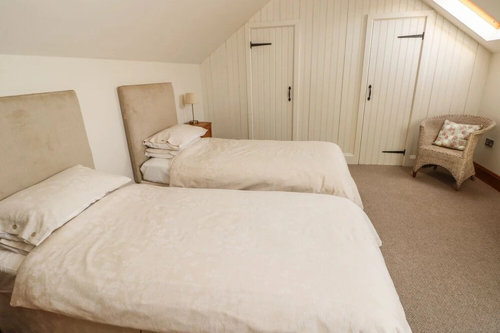 Room 4 of 16