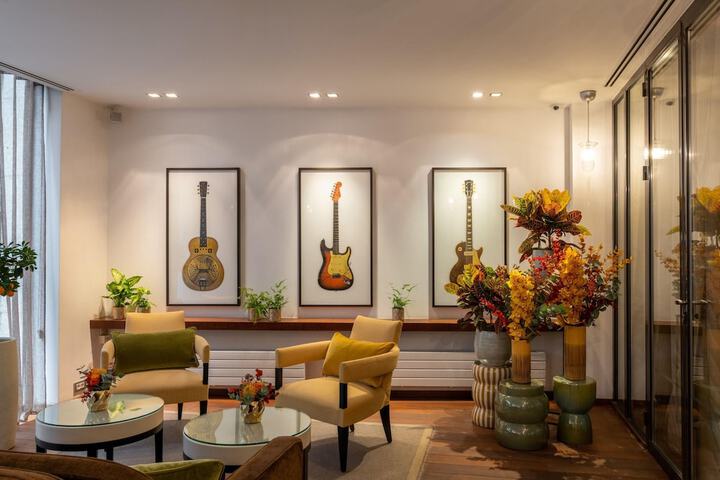 Lounge 63 of 74