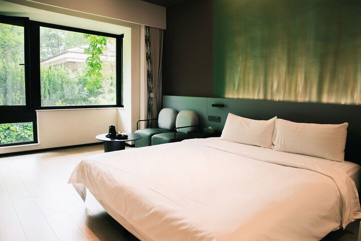 Room 2 of 83