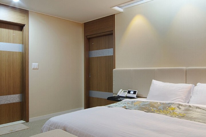 Room 15 of 48