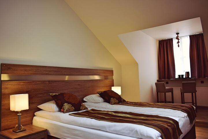 Room 8 of 122