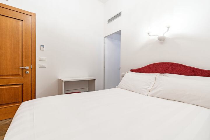 Room 3 of 80