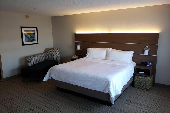1 King Bed (1 of 11)