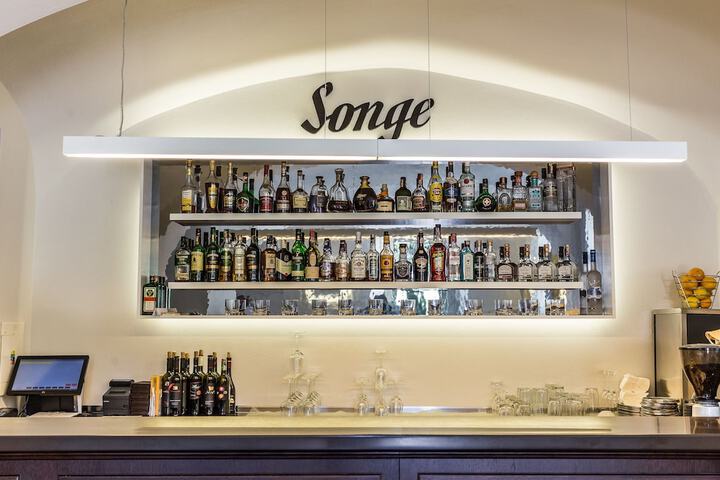 Lounge 60 of 83