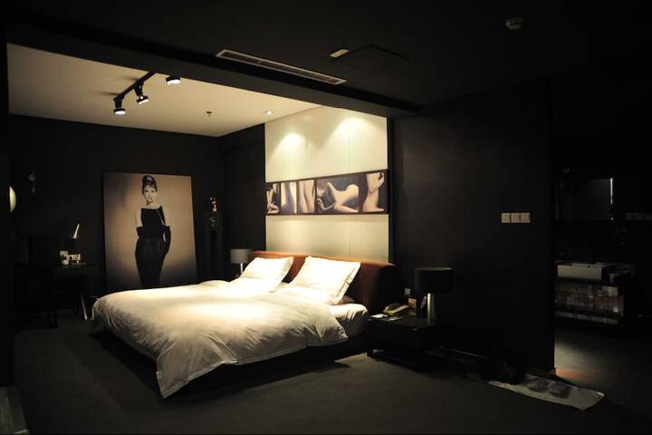 Room 6 of 25