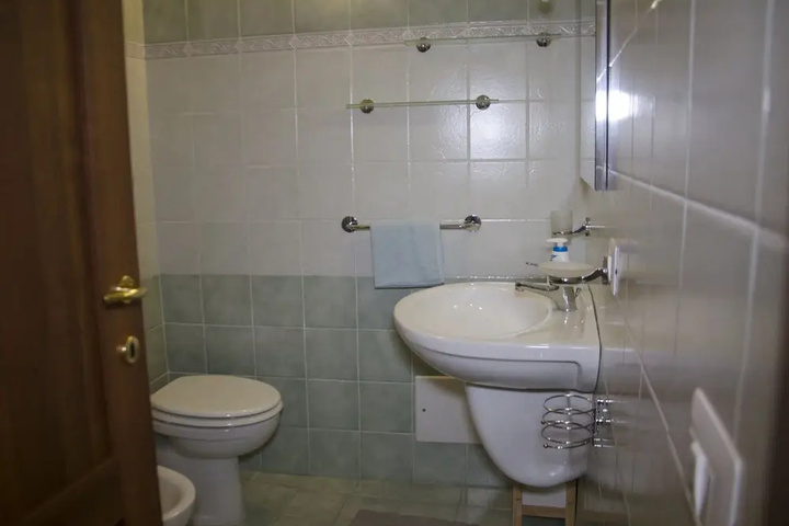 Room 6 of 16