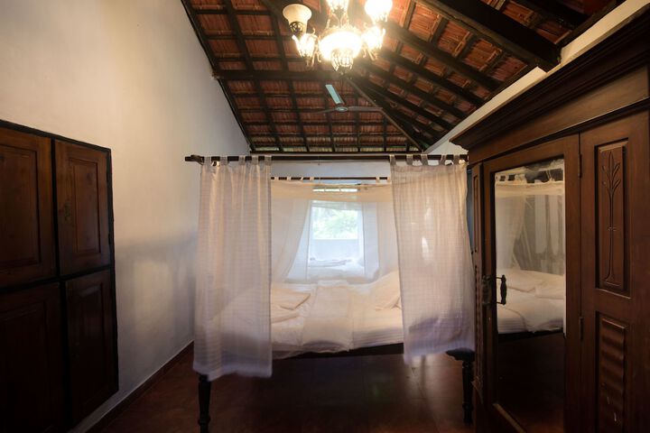 Room 44 of 193