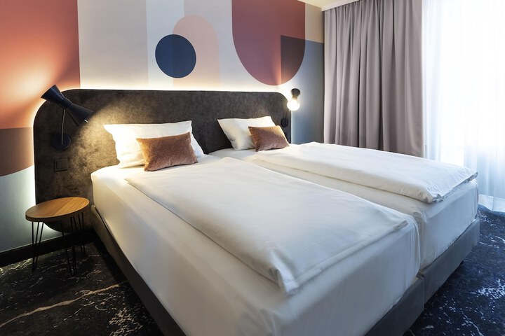 Room 32 of 108