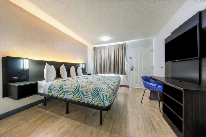 1 King Bed (2 of 3)
