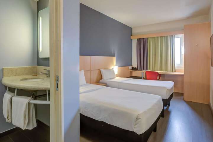 Room 44 of 129
