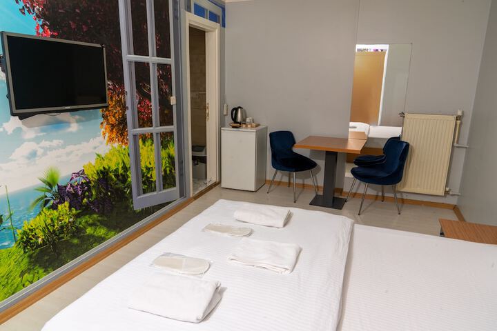Room 3 of 52