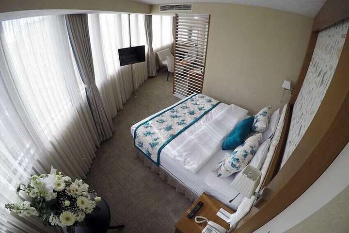 Room 13 of 38
