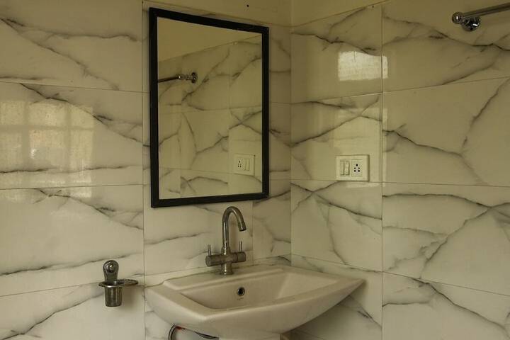 Room 33 of 63