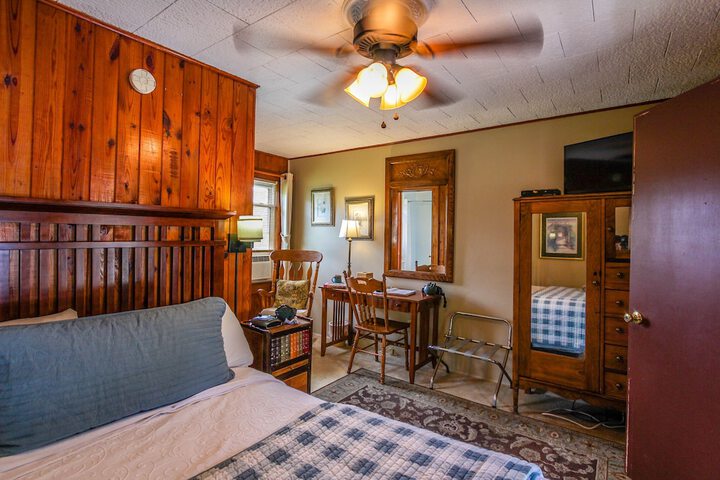 1 Queen Bed (17 of 21)