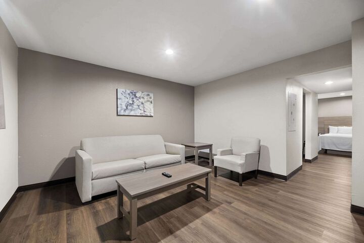 1 King Bed Suite (3 of 18)